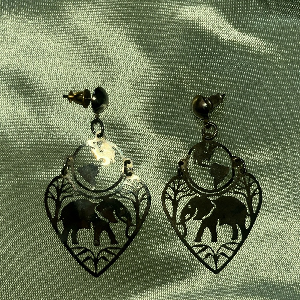 Vintage elephant earrings gold toned.